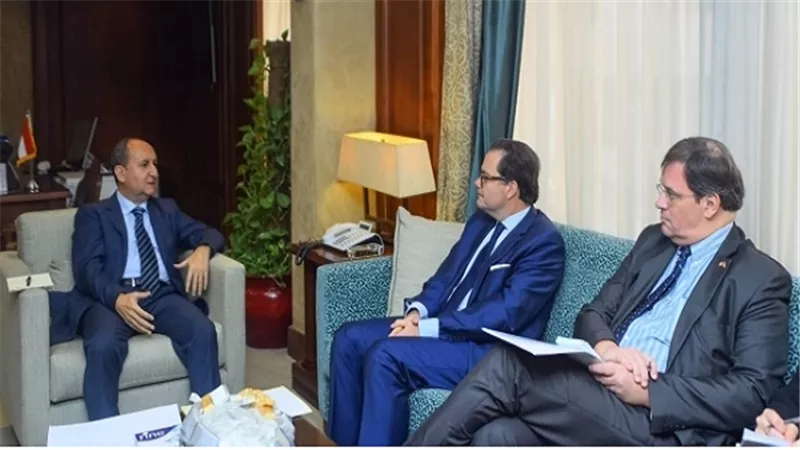 وزير التجارة والصناعة يبحث مع سفير فرنسا بالقاهرة تعزيز علاقات الشراكة التجارية والاقتصادية بين البلدين