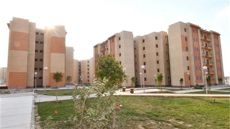 رئيس الوزراء يضبط سماسرة يبيعون شقق الدولة خلال جولة في أكتوبر