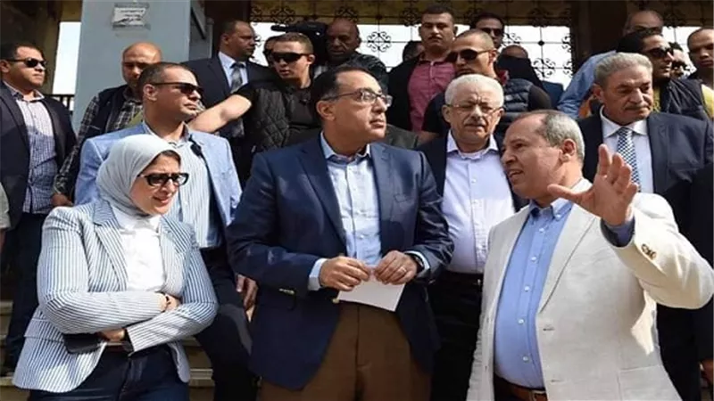 رئيس الوزراء يستمع للمواطنين اثناء زيارته الميدانية بالدقهلية 