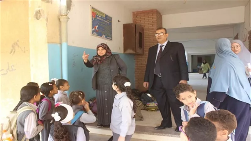 الشاعر تفاجىء مدرسة بالسويس وتقرر خصم 3 ايام من رواتب هيئة التدريس 