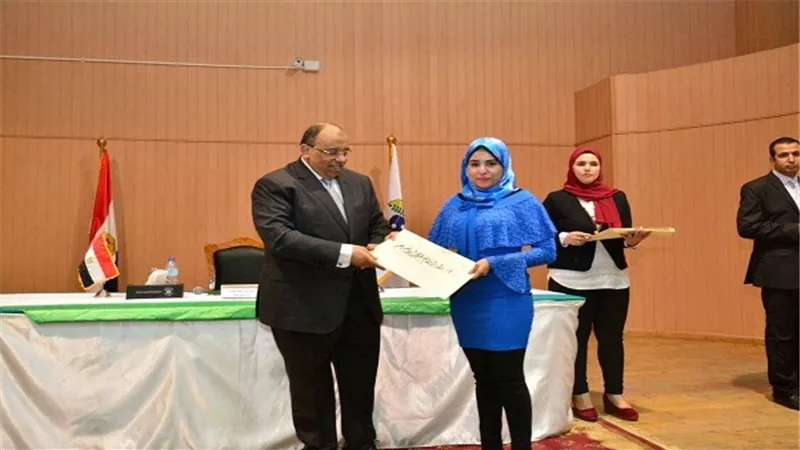 وزير التنمية المحلية يكرم عدد من العاملين المتميزين بالوزارة