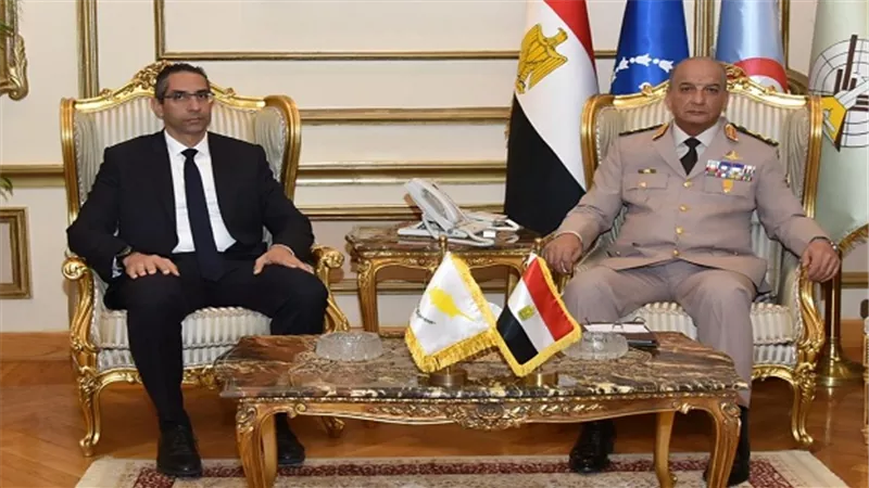 وزير الدفاع والانتاج الحربي يلتقى وزير دفاع جمهورية قبرص