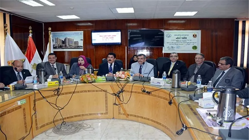 محافظ القليوبية يشارك في مجلس إدارة كلية الطب بجامعة بنها 