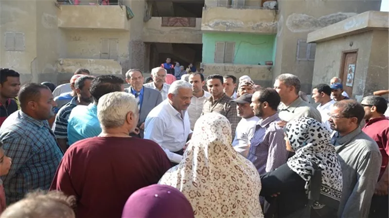 بالصور.. صقر في جولة تفقدية بمساكن الأيواء بالسويس