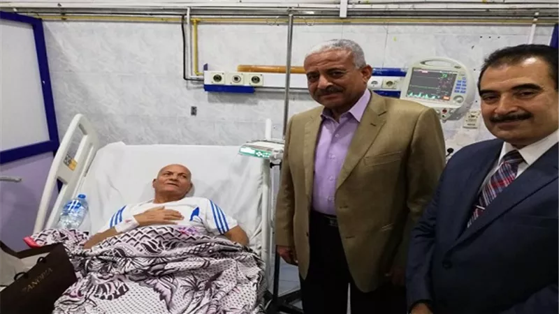 محافظ السويس يزور الفدائى محمود طه بالمستشفى العام بعد تعرضه لوعكة صحية