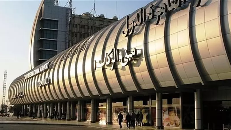 مشرف نظافة بمطار القاهرة يعيد حقيبة بها 240 ألف ريال لمواطن سعودى