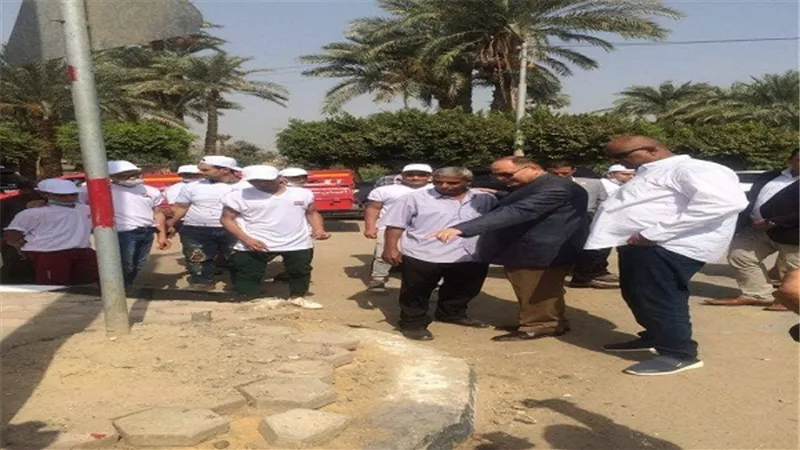 محافظ الفيوم يشارك الشباب والفتيات اعمال التجميل بمركز سنورس