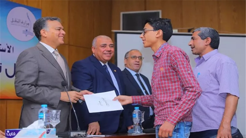 وزير النقل يكرم المتفوقين من أبناء العاملين في الشركة المصرية لإدارة وتشغيل المترو في الشهادات العامة