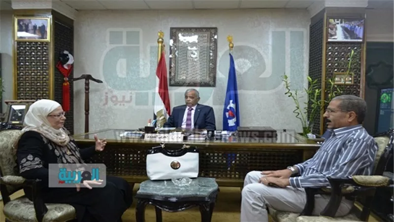 محافظ السويس يستقبل زهرة عثمان مدير عام المالية 