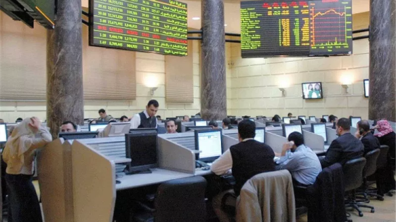 انخفاض البورصة المصرية بنسبة 0.33% الى مستوى 7055.28 نقطة