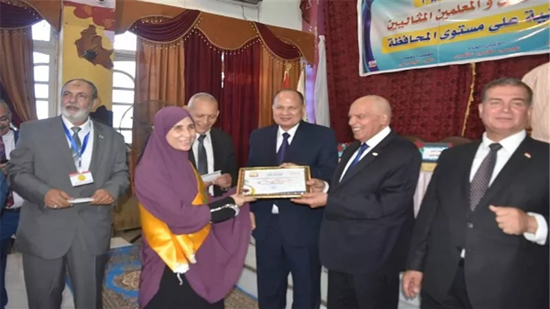 بحضور محافظ الفيوم تكريم حفظة القرآن الكريم والرواد الأوائل والمعلمين والأمهات المثاليات