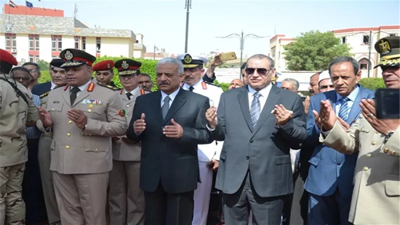 بالصور.. قيادات السويس تضع اكاليل الزهورعلى قبر الجندى المجهول فى احتفالات المحافظة بالعيد القومى