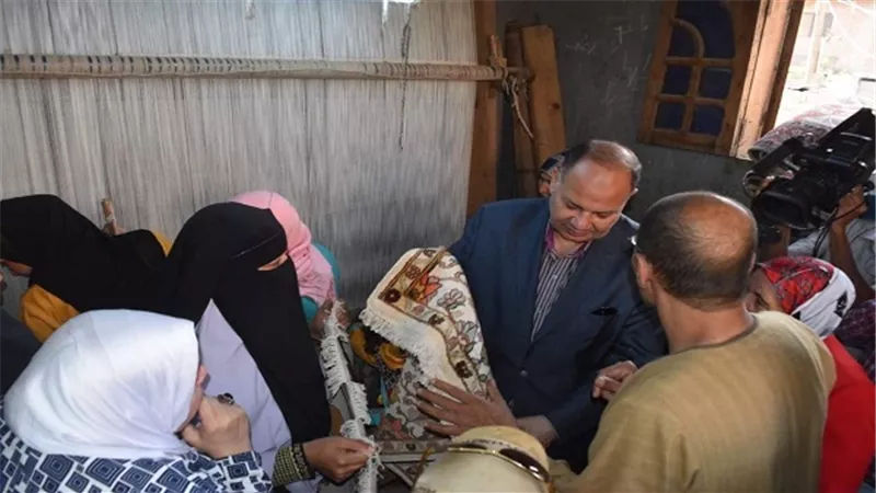 محافظ الفيوم يزور مشروعات الغزل والنسيج بقرية دسيا