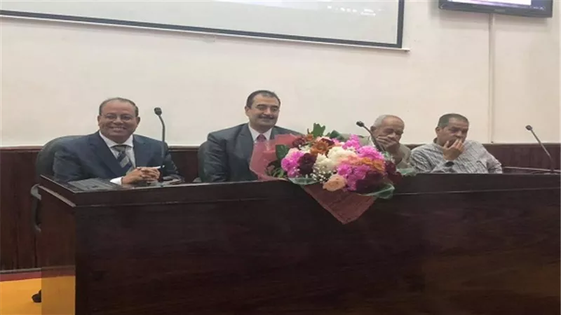 بالصور.. صحة السويس تكرم مدير عام طب الاسنان لبلوغه السن القانونية 