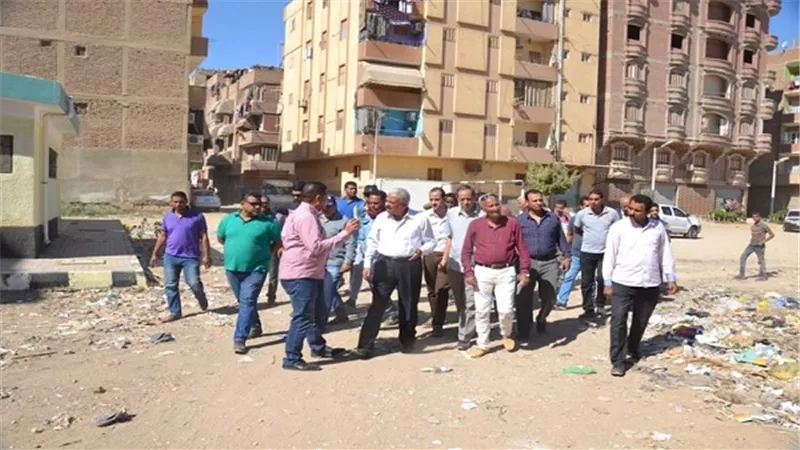 بالصور.. صقر يتابع أعمال رفع القمامة من منطقة البراجيلي بالسويس