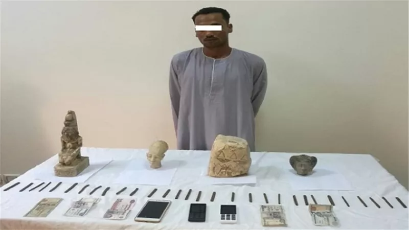 ضبط شخص وبحوزته 4 قطع يشتبه فى آثريتها ومواد مخدرة 