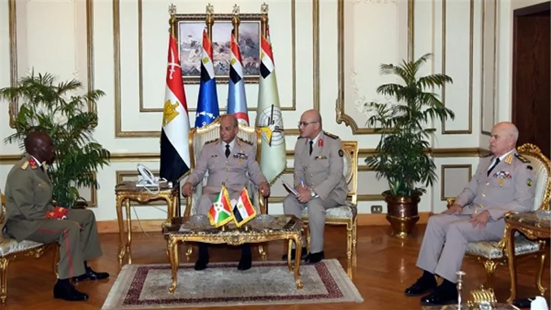 وزير الدفاع ورئيس الأركان يلتقيان رئيس قوات الدفاع الوطنى البوروندى
