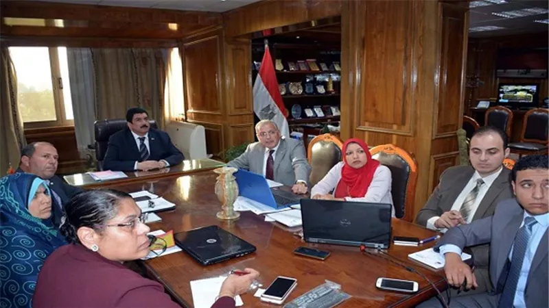 محافظ القليوبية يستعرض مشروعات الشرب والصرف الصحى ويوجه بسرعة الانتهاء من المشروعات بنهاية العام 