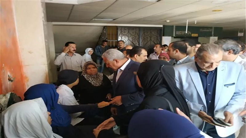 بالصور.. محافظ السويس يطمئن على حالة طالبات مدرسة التعاونيات