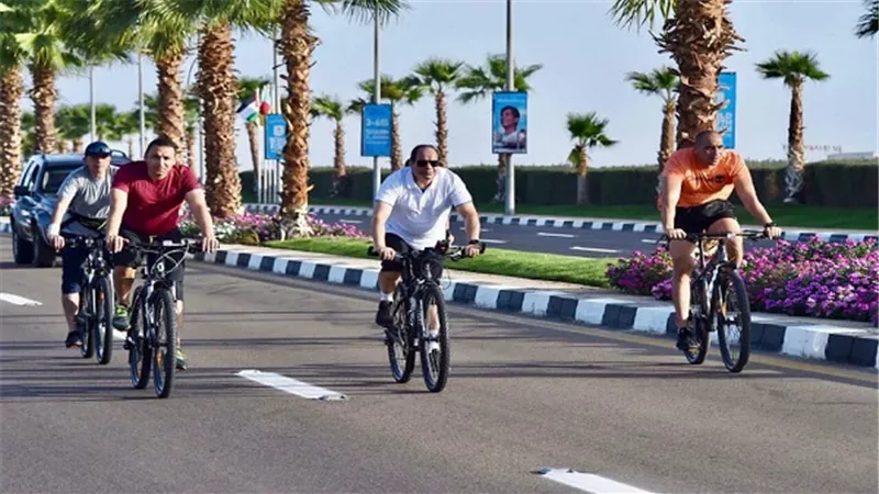 بالفيديو.. الرئيس السيسي يتفقد مدينة شرم الشيخ بدراجة