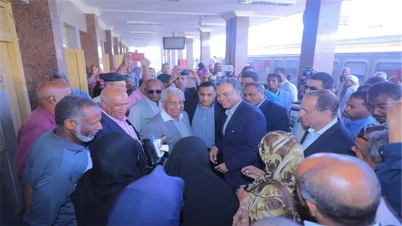 وزير النقل يتابع انتظام العمل بمحطة اسوان و شباك تذاكر ذوي الاحتياجات الخاصة 