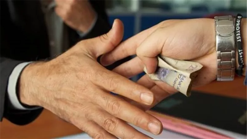 القبض على موظف بإدارة الطرق بحي البساتين اثناء تلقيه رشوة