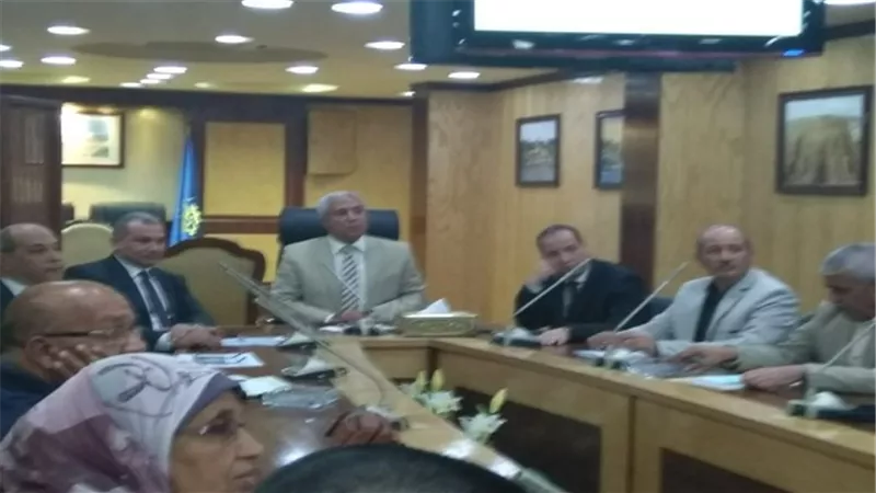 محافظ أسوان ومدير صندوق تطوير العشوائيات يتابعان تنفيذ المشروعات بالمحافظة