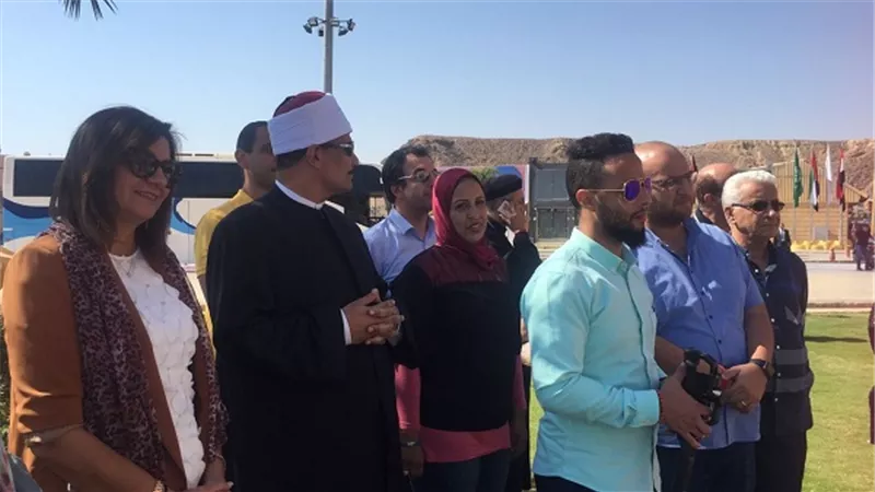 وزيرة الهجرة تزور مسجد الصحابة وكنيسة السمائيين بصحبة أبناء المصريين بالخارج 