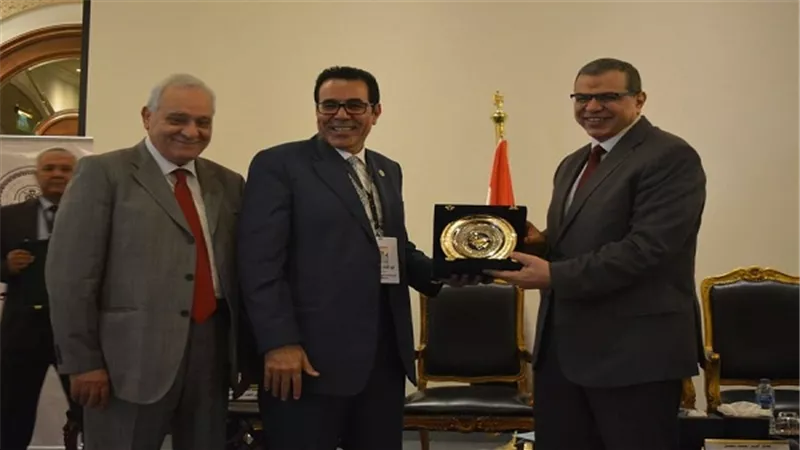 تبادل الدروع بين وزير القوي العاملة والأمين العام للاتحاد العربي لعمال الغزل والنسيج