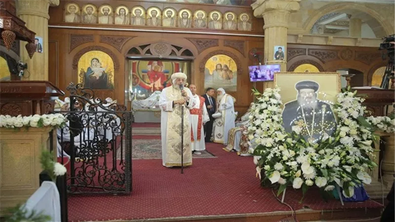 بالصور.. البابا تواضروس يعدد حسنات الانبا بيشوي وعلاقاته الانسانيه مع الفقراء بالدقهلية