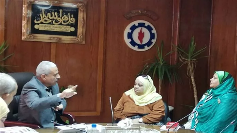 بالصور.. محافظ السويس يستمع لـ 23 شكوى في لقاؤه الجماهيري