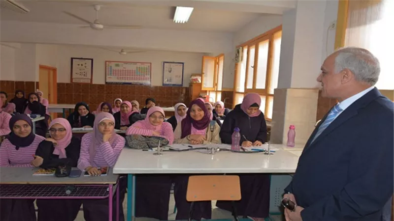 محافظ الجيزة يسأل التلاميذ ما هى حقوق الوطن علينا  