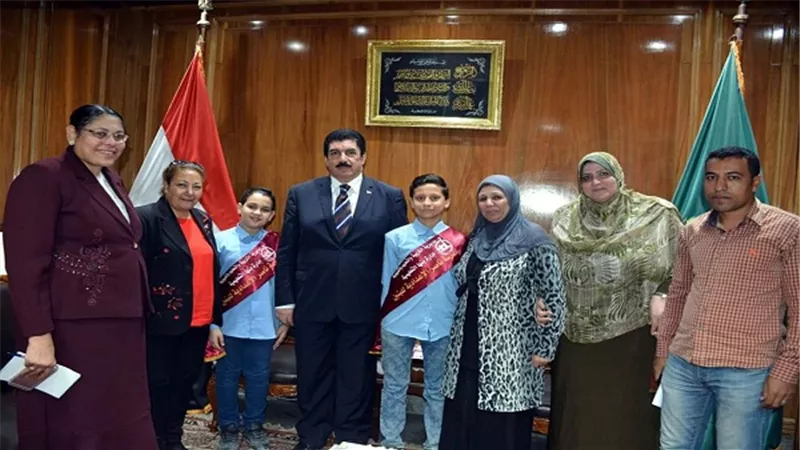 محافظ القليوبية يلبي طلب طلاب مدرسة ناصر الإعدادية ببنها في اجراء حوارا صحفيا معه 
