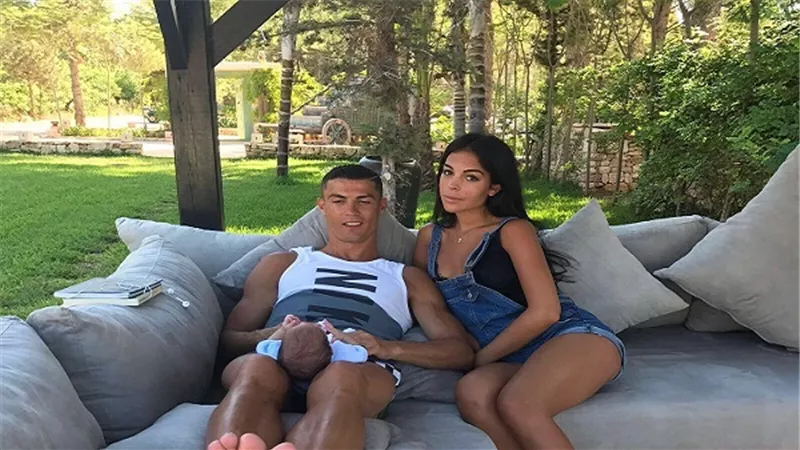 الليلة بـ 31 ألف يورو.. ماذا يفعل رونالدو مع صديقته؟