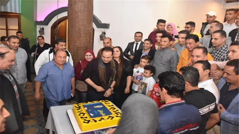 ضحك ولعب وغنا وحب بين حكيم والالتراس في لقاء الأحبة 