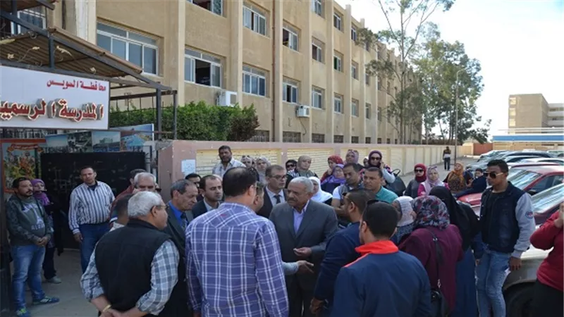 محافظ السويس يحيل مسؤولين بالتعليم الى التحقيقات.. اقرأ التفاصيل