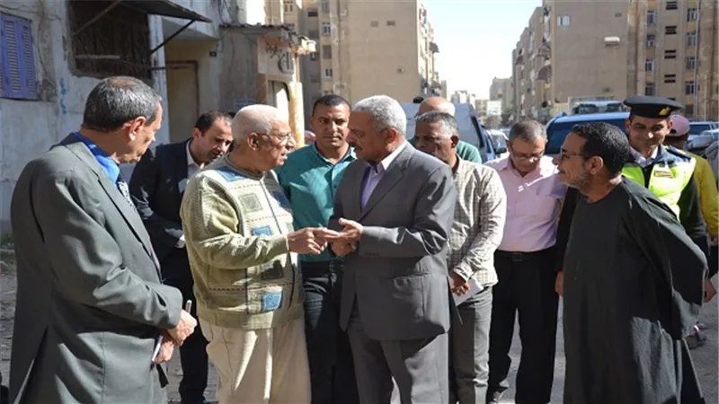بالصور.. محافظ السويس يتابع المرافق والنظافة بتعاونيات البحر الأحمر
