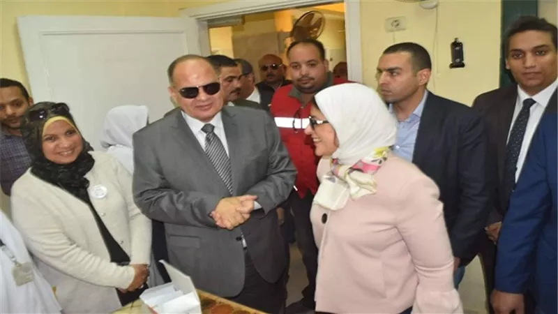 بالصور..  محافظ الفيوم ووزيرة الصحة يتفقدان لجان حملة مسح فيروس c