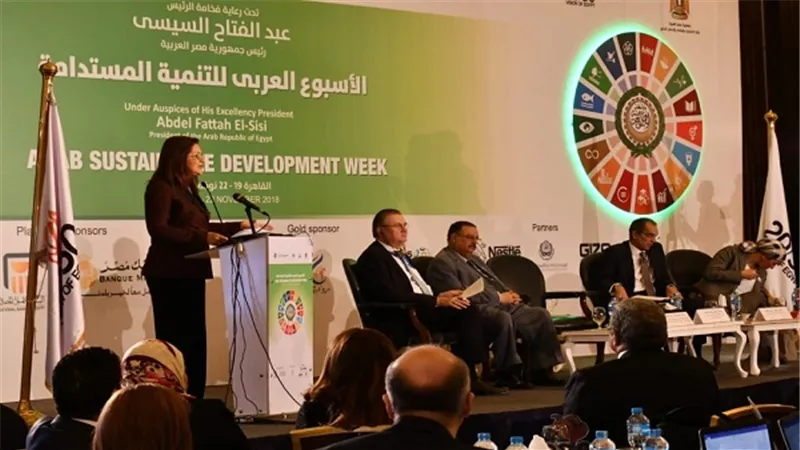 وزيرة التخطيط تفتتح 