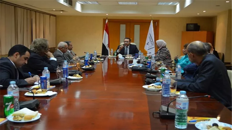 مقرر المجلس القومي للسكان يبحث مع الخبراء حلول الزيادة السكانية