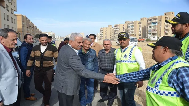 محافظ السويس يتابع رفع تراكمات منطقة التعاونيات..  وإزالة الأكشاك المخالفة بالمثلث