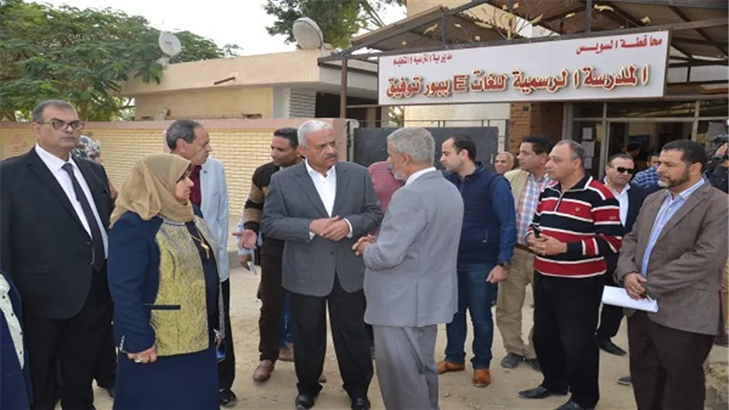 محافظ السويس يتفقد المدرسة التجريبية بحوض الدرس