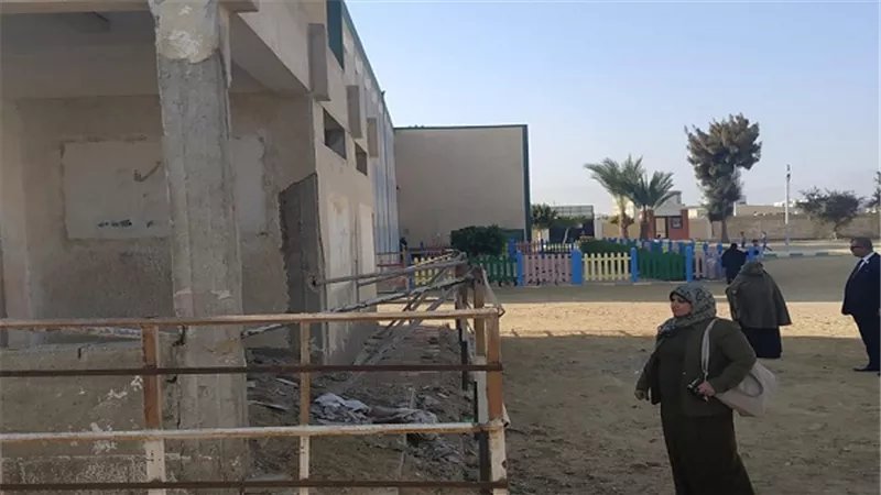 وكيل تعليم السويس تستعجل إزالة مبنى مكتبة مدرسية حرصا على سلامة التلاميذ