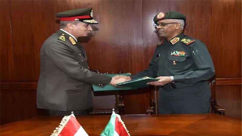 وزير الدفاع والإنتاج الحربي يعود إلى القاهرة بعد زيارة رسمية للسودان