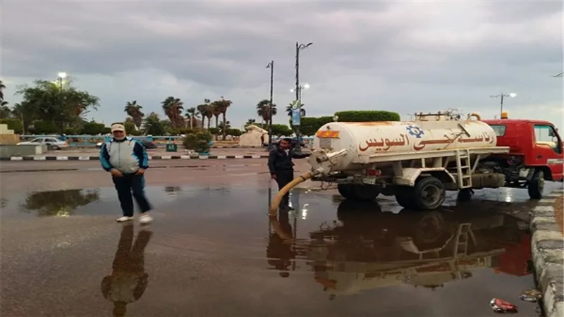اعمال كسح مياه الامطار من شوارع وميادين  السويس مازالت مستمرة