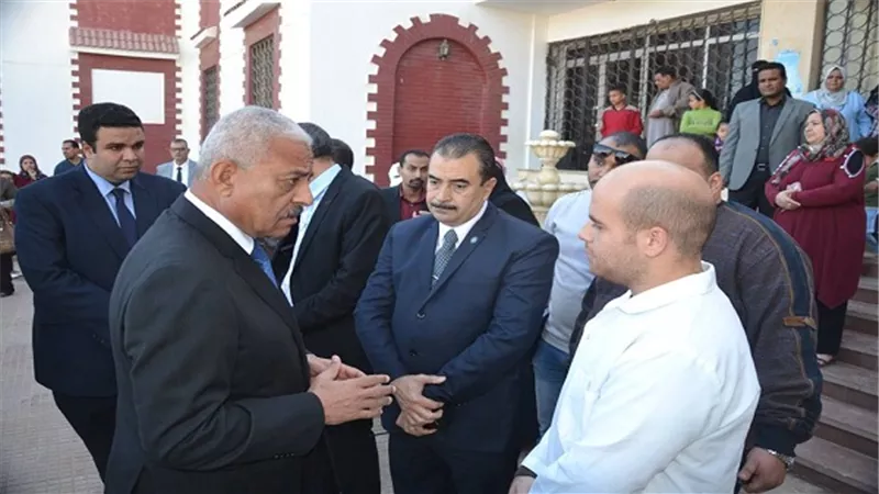 بالصور.. محافظ السويس واجهزتة اول من خضعوا للكشف الطبى فى حملة 100 مليون صحة