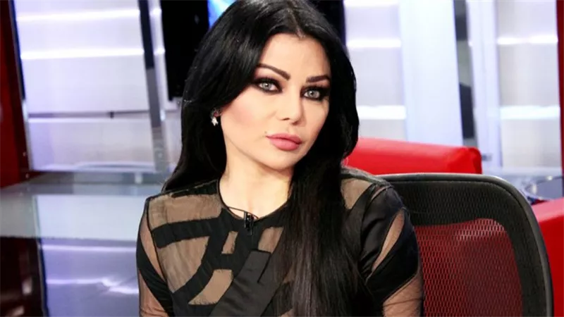 هل أصبحت الفساتين العريانة موضة الفنانات؟.. هيفاء وهبي تظهر بـ