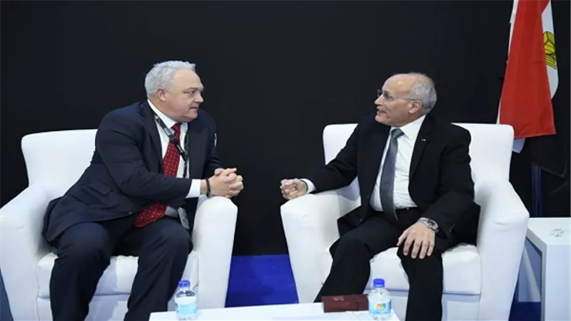 العصار يستقبل الرئيس التنفيذى لشركة AM general الأمريكية لبحث التعاون المشترك