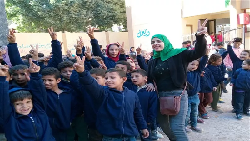 حب الوطن يواصل التميز بتوزيع ملابس على طلاب مدارس أبو النمرس