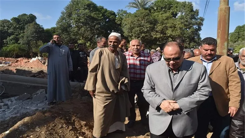 محافظ الفيوم يتفقد حملات إزالة التعديات علي الأراضي الزراعية بفيديمين